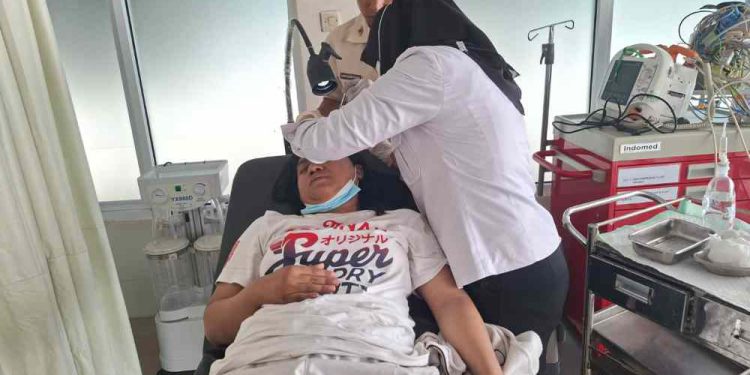 Mia, korban KM Virgo Transport 8 saat mendapatkan penanganan medis. (foto : shn/seputaran)