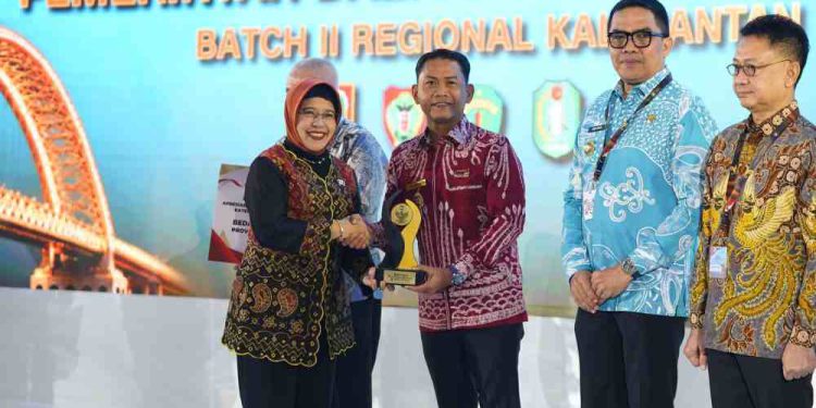 Walikota Banjarmasin HM Yamin saat menerima penghargaan terbaik I Pemda Berprestasi. (foto : istimewa)