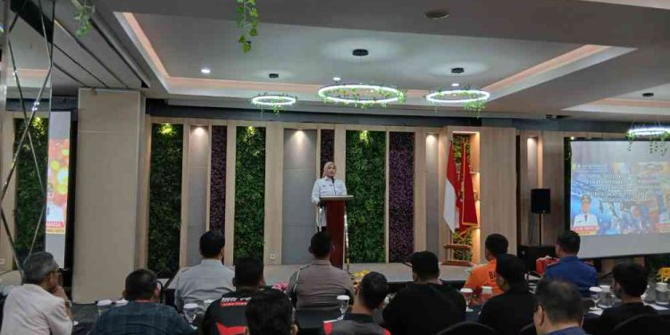 Wakil Walikota Banjarmasin Hj Ananda saat membuka sosialisasi dan edukasi safety driving untuk Redkar. (foto : shn/seputaran)