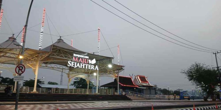 Siring Balai Kota Banjarmasin yang tampak lebih indah dan menarik. (foto : shn/seputaran)