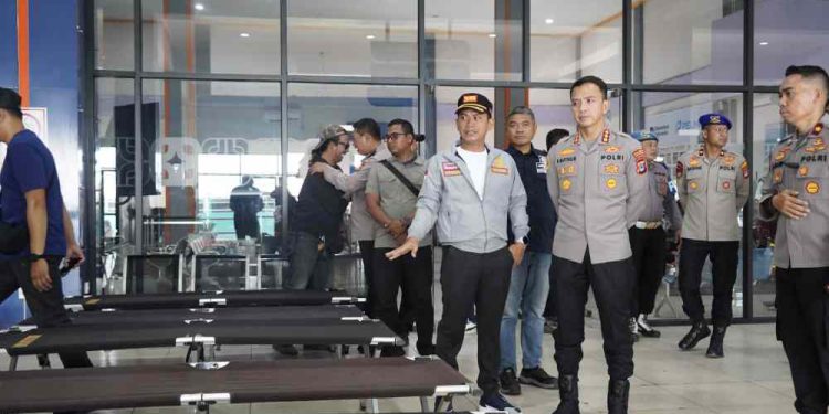 Walikota Banjarmasin HM Yamin saat berkoordinasi penanganan korban KM Virgo 08 di Pelabuhan Trisakti Banjarmasin. (foto : shn/seputaran)