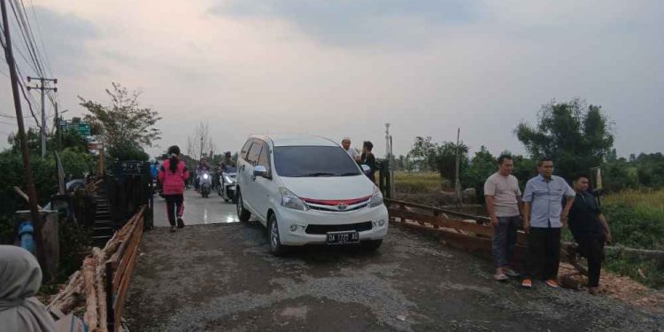 Mobil saat melintas jembatan Modular Bridge, pengganti sementara jembatan Saka Harang yang ambruk. (foto : shn/seputaran)