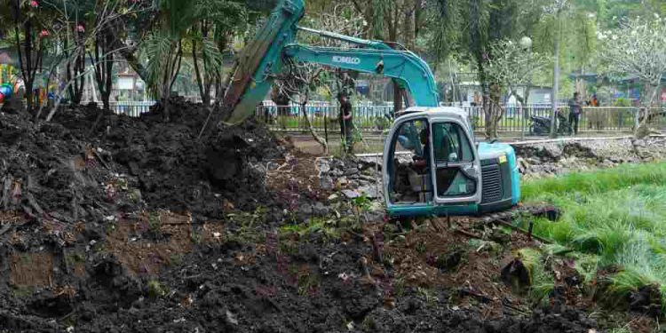 Alat berat saat mengeruk kolam di RTH Kamboja. (foto : shn/seputaran)
