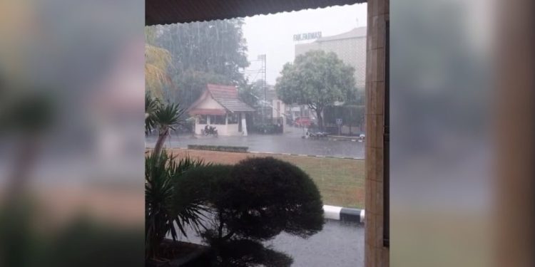 Hujan yang mengguyur Banjarmasin. (foto : shn/seputaran)