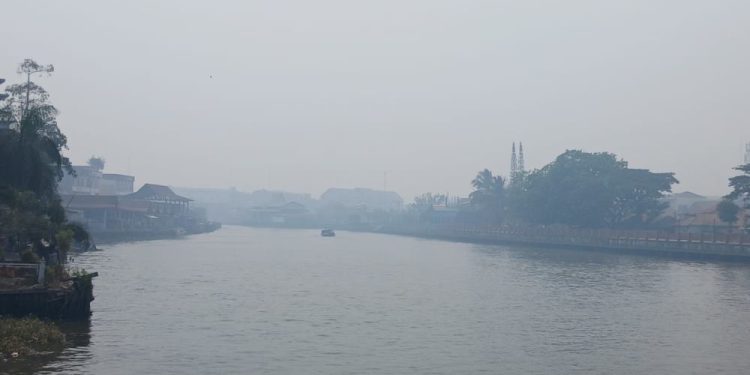 Kabut asap akibat Karhutla yang ada di Banjarmasin, menyebabkan kualitas udara menjadi berbahaya. (foto : shn/seputaran)