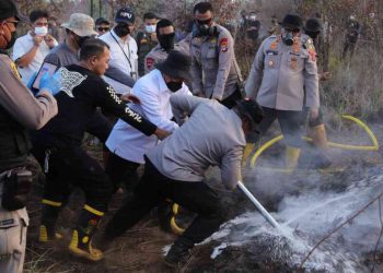 Gubernur H Muhidin Bersama Mahasiswa Padamkan Bara di Lahan Gambut