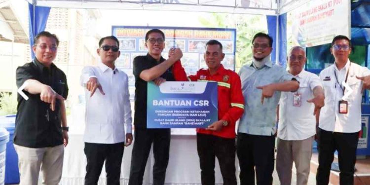 Dirut Bank Kalsel Fachrudin secara simbolis menyerahkan bantuan CSR Budidaya Lele kepada penerima. (foto : Bank Kalsel)