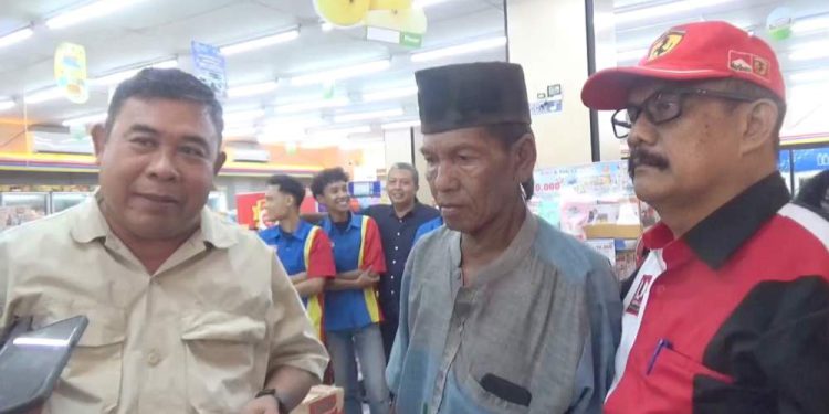 Ketua Umum DPP Forum FKPWK Adv. H. Rachmad Fadillah saat bertemu dengan Norman, teman SMP yang hampir 20 tahun tak bertemu. (foto : hng/smr)