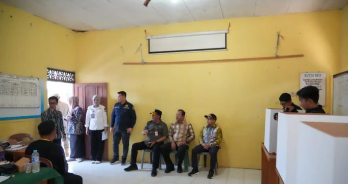Bupati Tapin H Yamani saat memantau pelaksanaan Pilkades. (foto : istimewa)