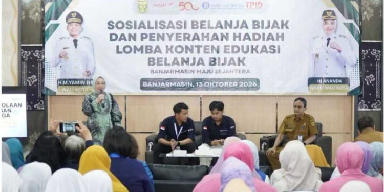 Ketua TP PKK Banjarmasin Neli Listriani saat menjadi narasumber sosialisasi belanja bijak. (foto : shn/seputaran)