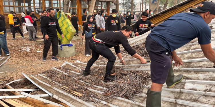 Pembongkaran bangunan di kawasan Kampung Ketupat. (foto : shn/seputaran)