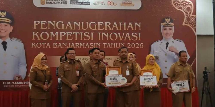 Walikota Banjarmasin HM Yamin saat menyerahkan piagam penghargaan kepada pemenang. (foto : shn/seputaran)