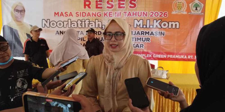 Anggota DPRD Banjarmasin Noorlatifah diwawancarai usai reses. (smr/seputaran)