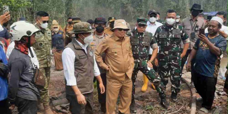 Menhut RI Raja Antoni bersama Gubernur Kalsel H Muhidin saat memantau penanganan Karhutla. (foto : shn/seputaran)