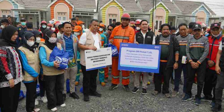 Penyerahan bantuan dengan total Rp 451,2 juta kepada relawan Karhutla. (foto : shn/seputaran)