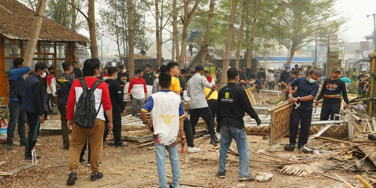 Pembongkaran dan pembenahan Kampung Ketupat. (foto : shn/seputaran)