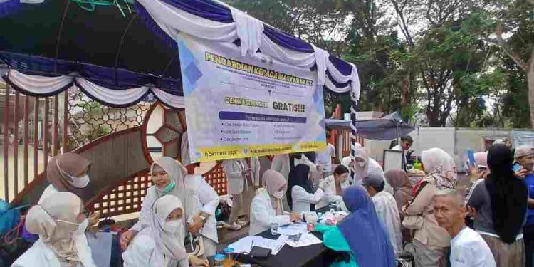 Mahasiswa PSPPA Uniska MAB Banjarmasin Angkatan 2, gelar CKG di Halaman Masjid Raya Sabilal Muhtadin. (foto : shn/smr)
