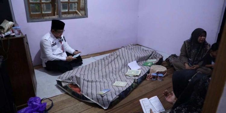 Sekdako Banjarmasin Ichrom Miftezar saat melayat ke kediaman mendiang. (foto : shn/seputaran)