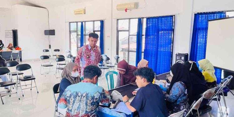 Warga saat ikuti cek kesehatan dan Skrining gratis penyakit TBC di Kelurahan Telawang. (foto : shn/seputaran)