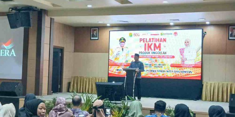 Sekdako Banjarmasin Ichrom Muftezar saat sambutan di edukasi IKM produk unggulan. (foto : shn/seputaran)