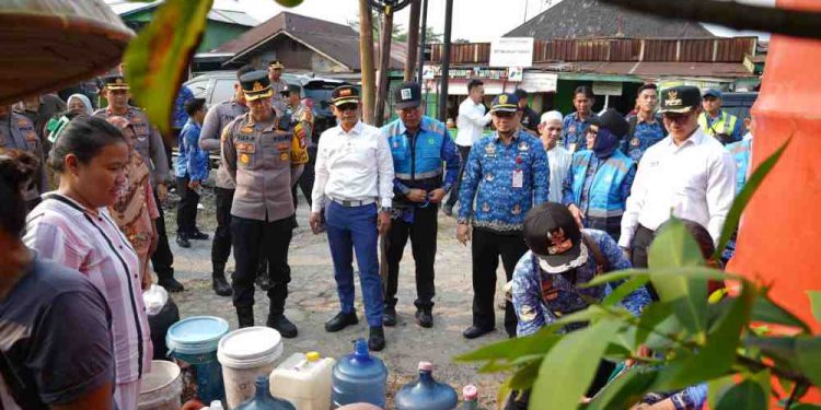 Walikota dan Kapolresta Banjarmasin saat meninjau tandon air yang disiapkan PAM Bandarmasih untuk warga. (foto : shn/seputaran)