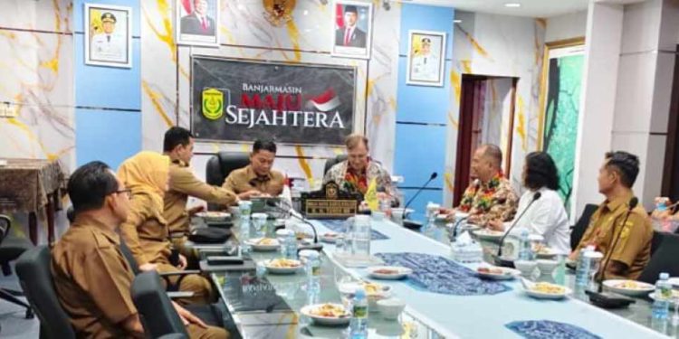 Jamuan hidangan makanan khas Banjar yang disediakan Bagian Umum Setdako Banjarmasin kepada tamu diplomatik dari Belanda. (foto : shn/seputaran)