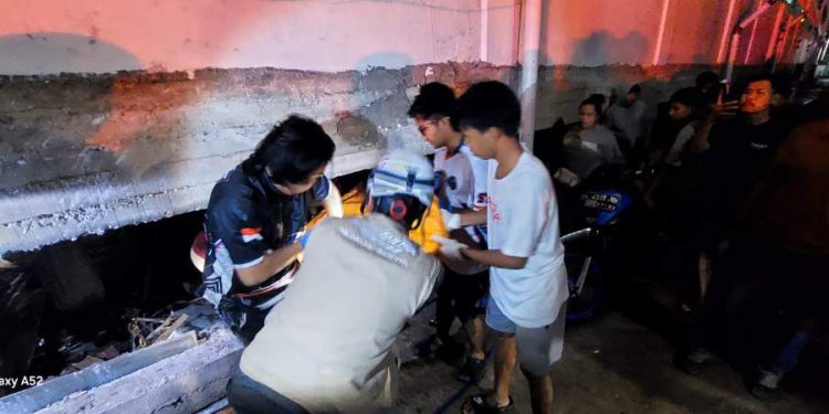 Evakuasi korban oleh petugas dan relawan. (foto istimewa)