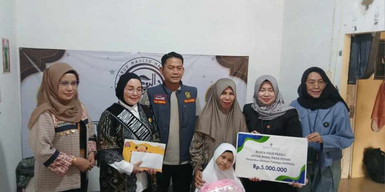 Bunda PAUD, Walikota Banjarmasin dan pihak Bank Kalsel saat menyerahkan bantuan kepada anak mendiang guru yang meninggal. (foto : shn/seputaran)