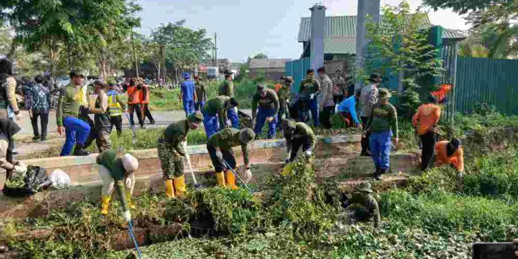 Aksi bersih-bersih Sungai Alayung, Sungai Andai. (foto : shn/seputaran)