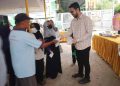 Peduli Kesehatan Warga, Rikval Bagikan Masker saat Reses