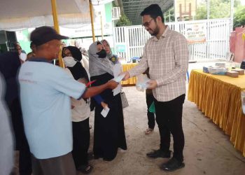 Peduli Kesehatan Warga, Rikval Bagikan Masker saat Reses
