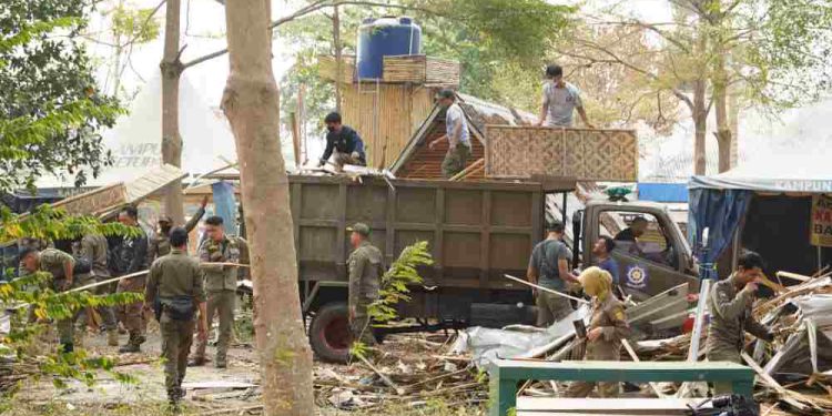 Petugas Satpol PP Banjarmasin saat membongkar bangunan di Kampung Ketupat. (foto : shn/seputaran)