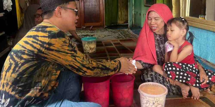 Pihak Disdik Banjarmasin saat takziah dan menyerahkan tali asih ke keluarga mendiang guru yang meninggal. (foto : shn/seputaran)