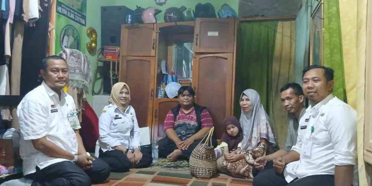 Dinsos Banjarmasin saat berkunjung ke keluarga mendiang guru. (foto : shn/seputaran)