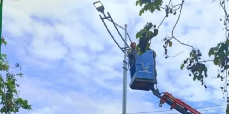 Pihak Dishub Banjarmasin saat mengganti lampu PJU dari konvensional ke LED. (foto : shn/seputaran)