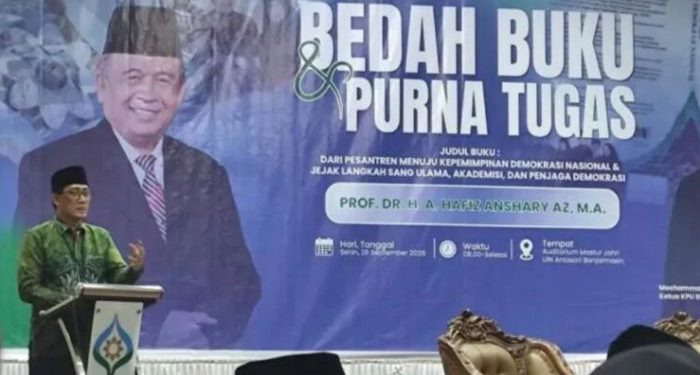 Dirut PT Bank Kalsel H Fachrudin sambutan pada Bedah Buku dan Purna Tugas Prof Dr HA Hafiz Anshary di Auditorium Mastur Jari UIN Antasari Banjarmasin. (foto : istimewa)