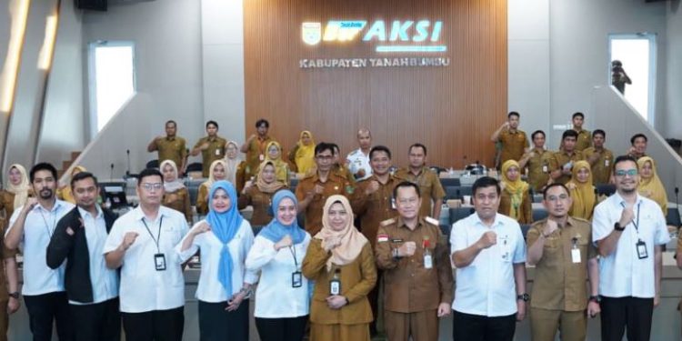Foto bersama di sela peluncuran Roll Out Pembayaran Pajak Daerah melalui QRIS Dinamis Bank Kalsel, di Kantor Bupati Tanbu. (foto : istimewa)