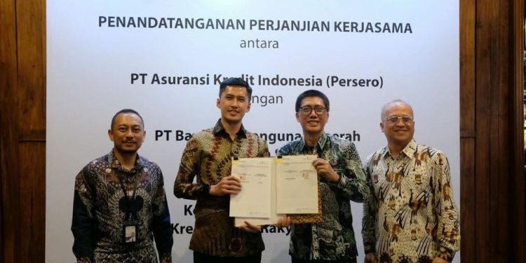 Dirut Bank Kalsel Fachruddin dan pihak PT Askrindo tunjukan dokumen PKS. (foto : istimewa)