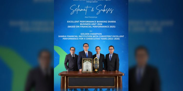 Dirut Bank Kalsel Fachrudin dan jajaran foto bersama dua penghargaan yang diraih. (foto : Bank Kalsel)