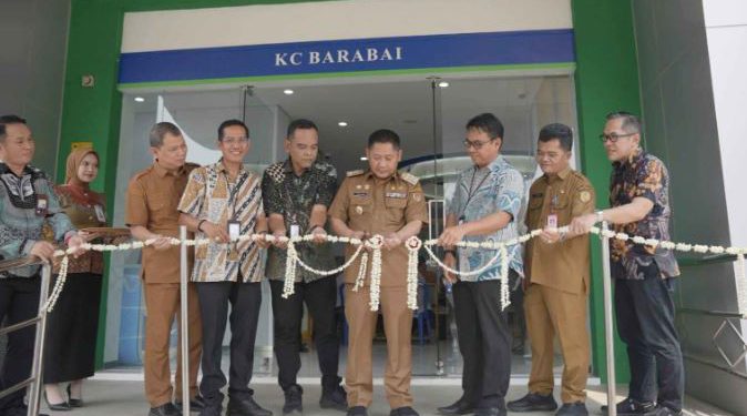 Bupati HST Samsu Rizal gunting pita peresmian Kantor Bank Kalsel Cabang Barabai usai renovasi. (foto : istimewa)