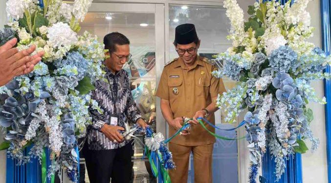 Wakil Bupati Balangan Akhmad Fauzi saat meresmikan Bank Kalsel KCP Halong. (foto : istimewa)