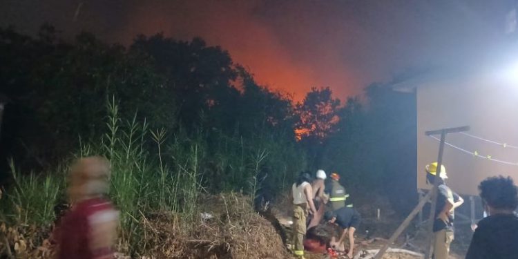 Relawan BPK saat berjibaku menghalau Karhutla yang masuk ke komplek perumahan. (foto : shn/seputaran)