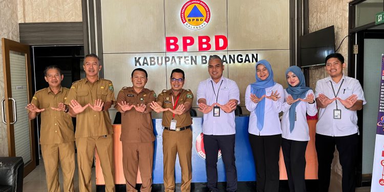 Rombongan Bank Kalsel Cabang Paringin saat kunjungan ke BPBD Balangan. (foto : istimewa)