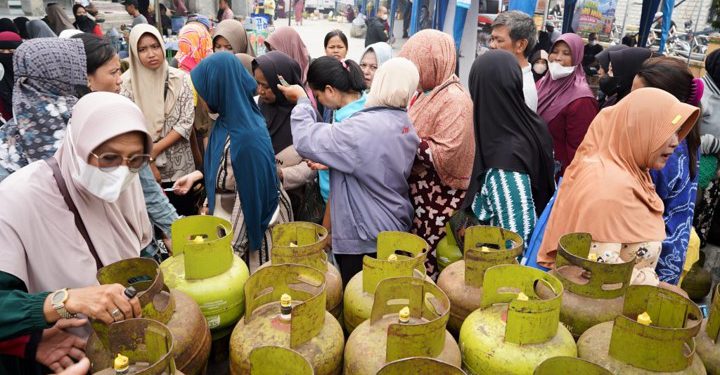 Pelaksanaan Pasar Murah Disperdagin Banjarbaru yang dapat dukungan Bank Kalsel. (foto : istimewa)
