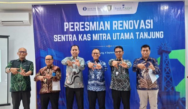 Foto bersama di sela peresmian SKM di Bank Kalsel Cabang Tanjung. (foto : istimewa)
