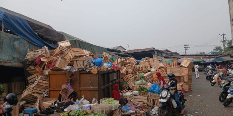 Tumpukan sampah di kawasan Pasar Sentra Antasari. (foto : shn/seputaran)