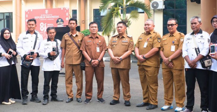 Foto bersama di sela penyerahan Smart EDC dari Bank Kalsel. (foto : istimewa)