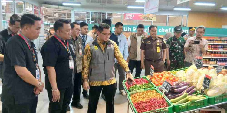 TPID Banjarmasin bersama Sekdako Banjarmasin Ichrom Muftezar saat monitoring pasar. (foto : shn/seputaran)