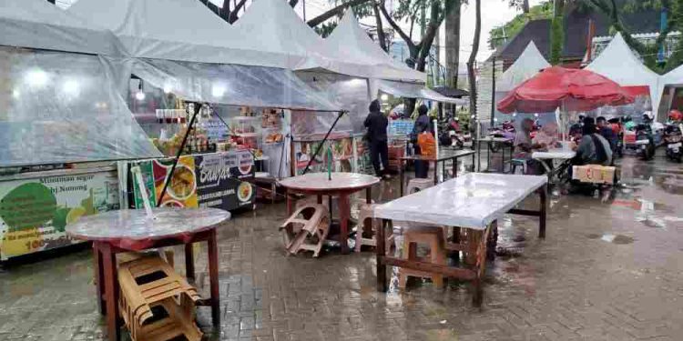 Kuliner di kawasan Siring Tandean yang akan ditata Disbudporapar Banjarmasin. (foto : shn/seputaran)