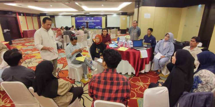 Para peserta saat menyimak dan menyelesaikan materi UKW. (foto : smr/seputaran)